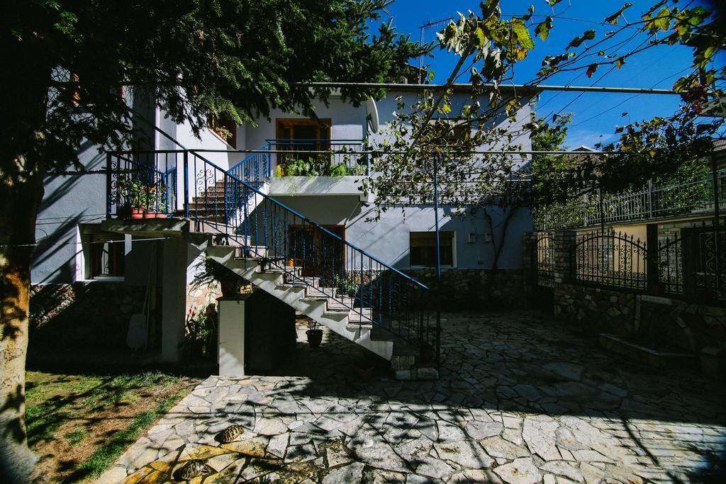 Bujtina Leon's